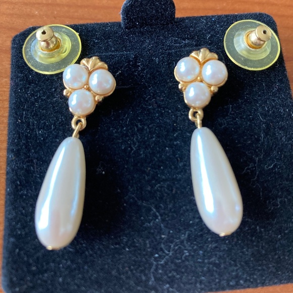 Faux pearl and gold earrings - Picture 1 of 1